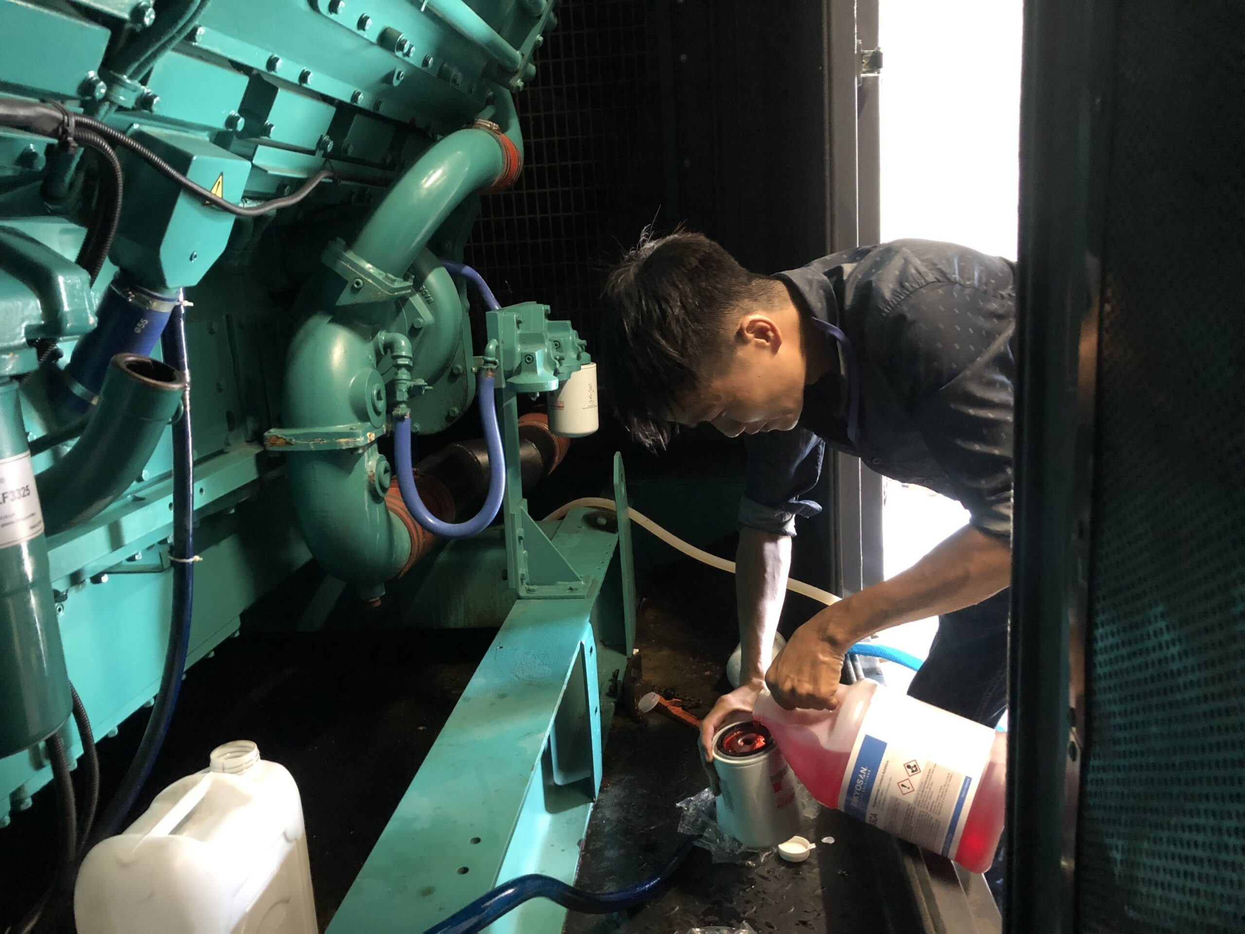 Kỹ thuật viên Hiệp Phát Power bảo dưỡng máy phát điện Doosan tại công trình