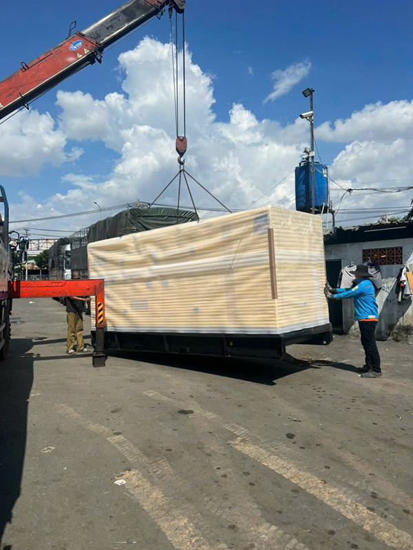 Đội ngũ kỹ thuật Hiệp Phát Power lắp đặt máy phát điện Cummins 100kVA